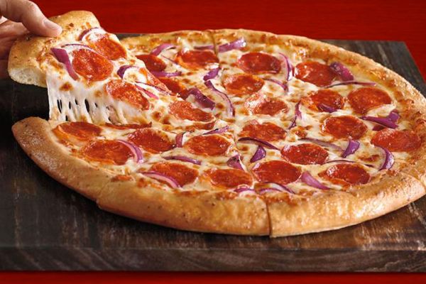 Pizza Hut: pizza con mozzarella filante, salamino e cipolla rossa.