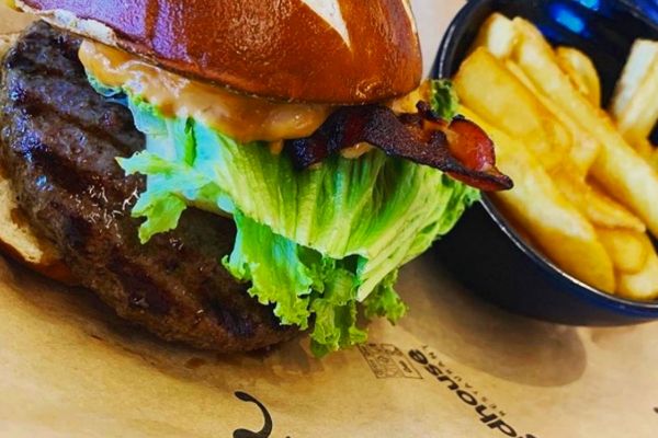 Roadhouse Burger: succulento hamburger con bacon e patatine fritte. Nuove aperture post lockdown.