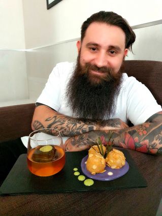 Cocktail estivo e stuzzichini. Drink fresco contro il caldo, ideale per l'estate.