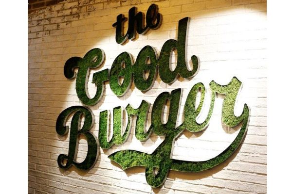 Insegna The Good Burger (TGB) con muschio, ristorante di Gruppo Restalia.