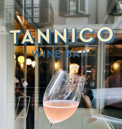 Calice di vino rosato al Tannico Wine Bar. Degustazione vini, locale con insegna Tannico.