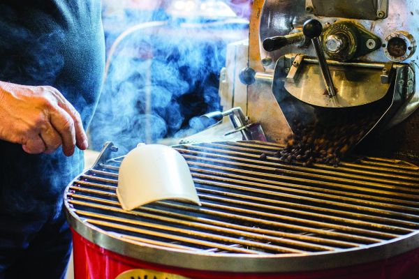 Torrefazione artigianale: chicchi di caffè tostati con passione. Cultura del cibo e profumo intenso.