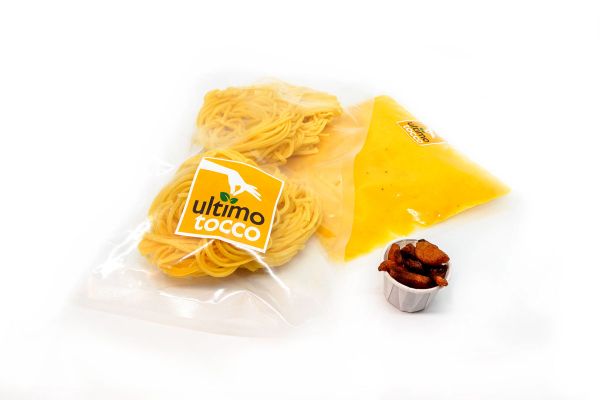 Ultimo Tocco: kit carbonara romana. Pasta fresca, guanciale croccante e salsa pronta per un'esperienza food design a casa.