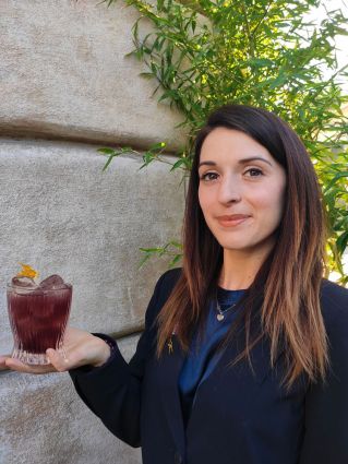 Valentina Rizzi con cocktail estivo. Drink fresco contro il caldo, bevanda dissetante.
