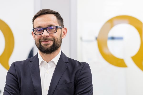 Andrea Favaretto di Quandoo, riaperture ristoranti dopo lockdown. Manager sorridente con giacca.