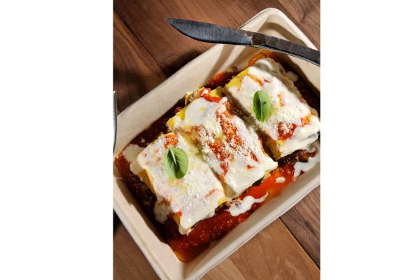Cannelloni Aimo e Nadia. Piatto di pasta fresca ripiena con pomodoro, basilico e formaggio. Cucina italiana.
