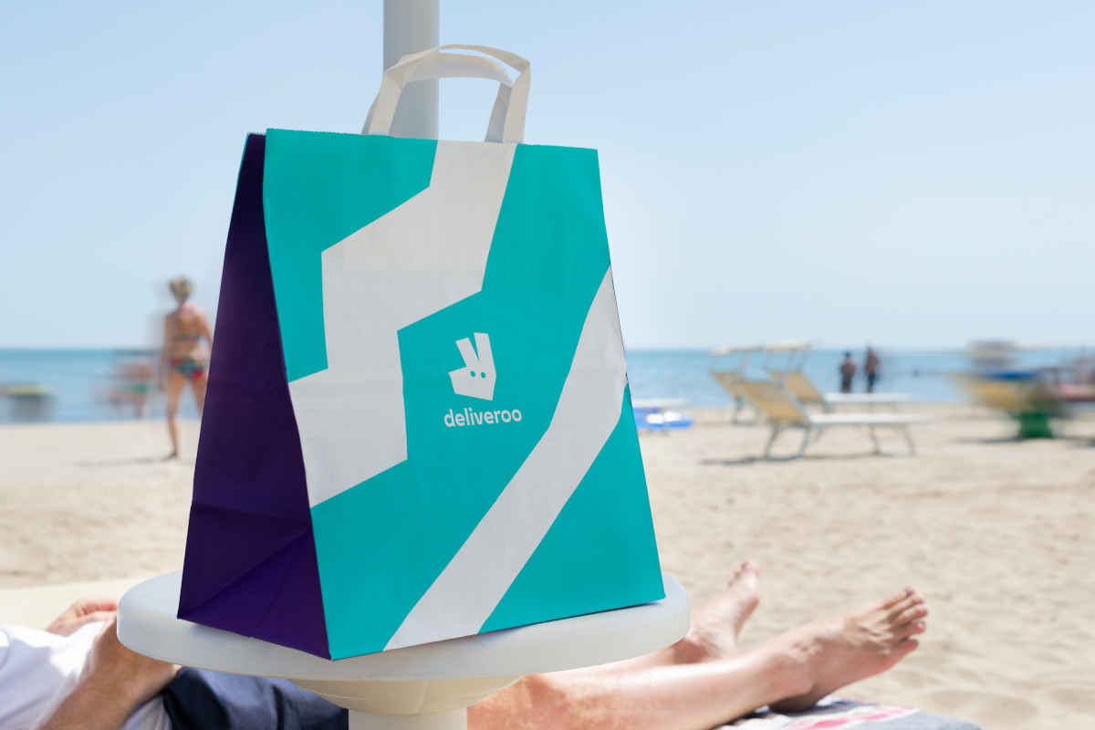 Deliveroo rilancia il Food Delivery sotto l’ombrellone