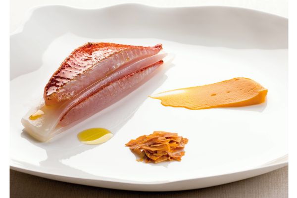 Piatto gourmet Aimo e Nadia: triglia e calamaro del Mar Ligure con zucca mantovana. Alta cucina italiana.