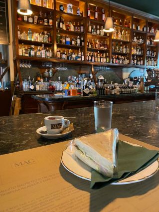 Caffè della Pusterla: panino, caffè e drink al bar. Flavio Angiolillo rileva il locale.
