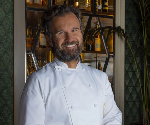 Ritratto dello chef Carlo Cracco. Iniziativa contro lo spreco alimentare con Too Good To Go.
