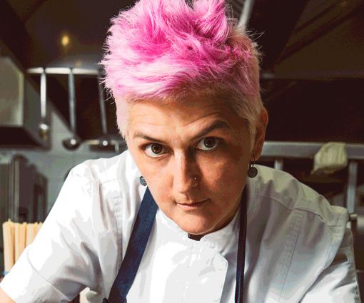 Chef Cristina Bowerman, capelli rosa. Iniziativa Too Good To Go contro lo spreco alimentare.