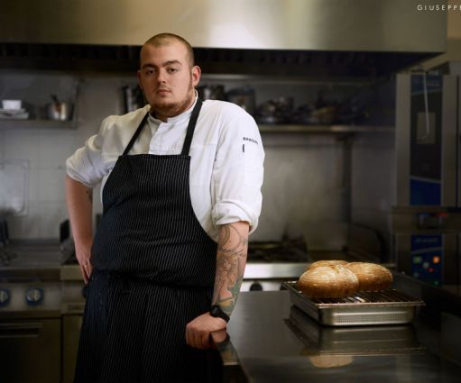 Chef Davide Caranchini, ambasciatore Too Good To Go contro lo spreco alimentare. Pane artigianale in cucina.