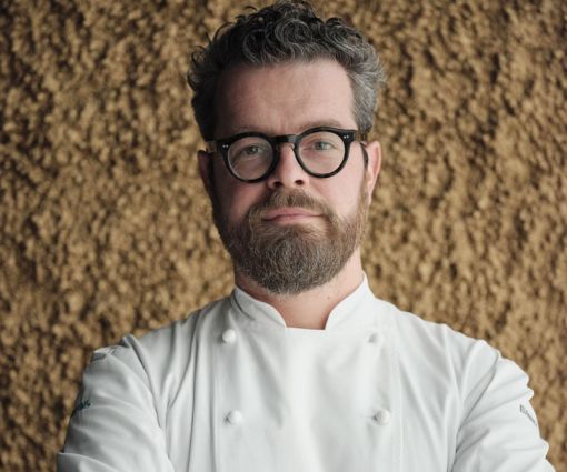 Ritratto dello chef Eugenio Boer, sostenitore di Too Good To Go contro lo spreco alimentare.