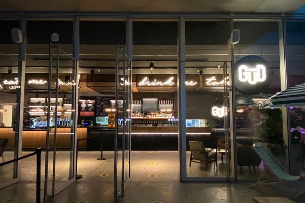 Ingresso del Gūd in Bocconi. Neon eat me, drink here take. Design moderno, nuova mensa universitaria.