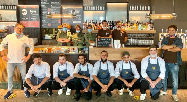 Team Gūd Bocconi: chef e staff della nuova mensa universitaria.