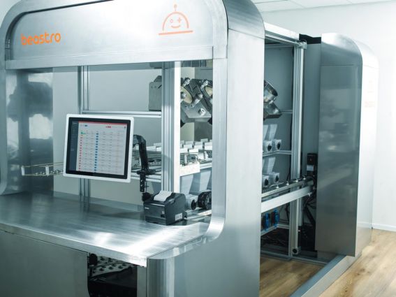 Cucina robotica: robot da cucina automatizzato beastro con schermo touch. Dark kitchen, automazione ristorazione.