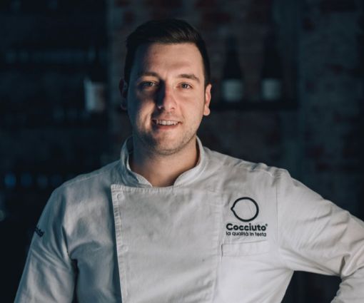 Ritratto dello chef Nicolò Farias, ambasciatore Too Good To Go contro lo spreco alimentare.