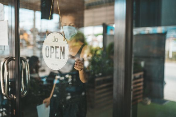 Ristorante aperto: insegna Open sulla porta. Riapertura ristorazione e consumi Made in Italy.