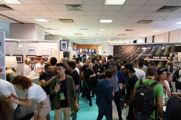 Folla al Roma Bar Show. Evento annullato, organizzatori al lavoro. Stand e persone.