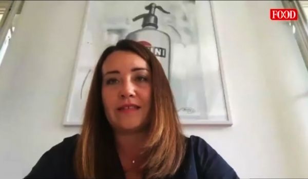 Tania Kopps parla del futuro digitale del food made in Italy. Donna con quadro Martini.