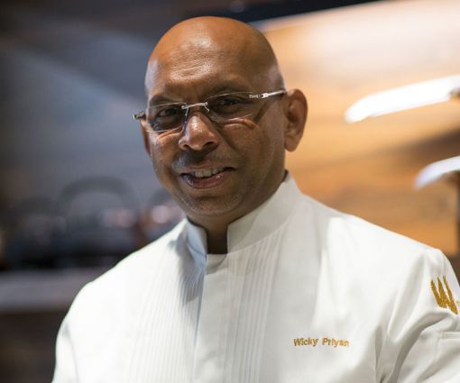 Ritratto dello chef Wicky Priyan, sostenitore di Too Good To Go contro lo spreco alimentare.