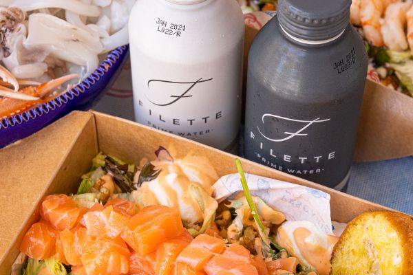 Pescaria Roma: Box con salmone, acqua Filette. Sapori di mare.