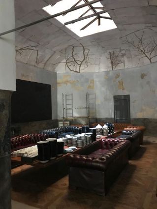 Interni Casadante Roma: sala con divani Chesterfield, tavolo imbandito e soffitto affrescato. Design e gusto a Roma.