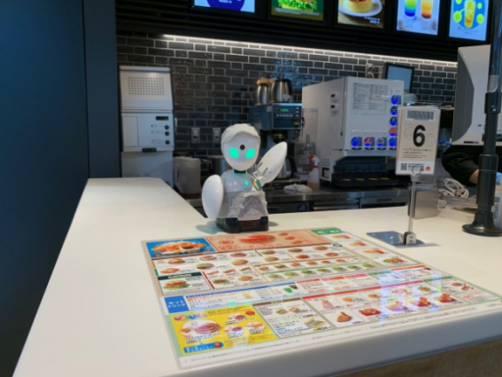 Robot al ristorante Mos Burger. Customer experience contactless nel Foodservice.