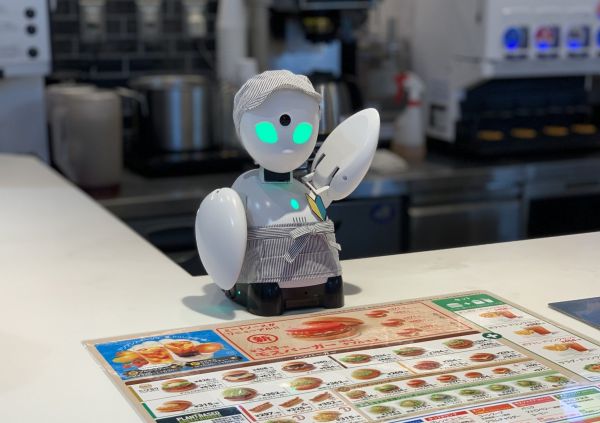 Robot cameriere Mos Burger. Customer experience contactless nel Foodservice.