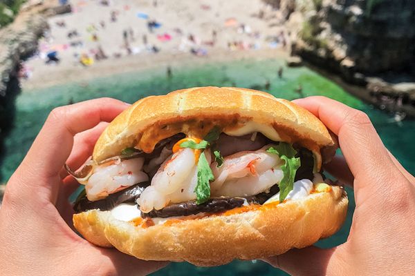 Panino gourmet di Pescaria con gamberoni freschi. Specialità di mare a Roma.