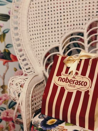 Borsa Noberasco su sedia vintage. Food experience e aperitivo con Nio Cocktails.