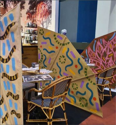 Design innovativo Costa Group: separè decorativi per locali, sedie in vimini e tavoli. Arredamento futuro.