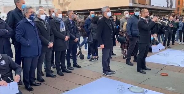 Fipe ristoratori in piazza a Bologna. Tromba suona il silenzio in Piazza Maggiore per la ristorazione.