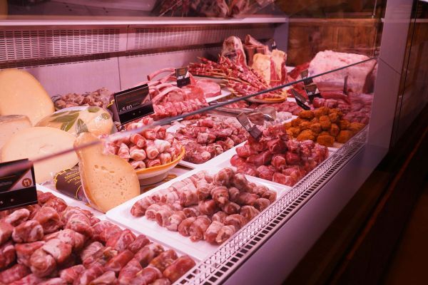 Vetrina Il Mannarino: selezione di carni e formaggi di alta qualità. Macelleria a Milano.