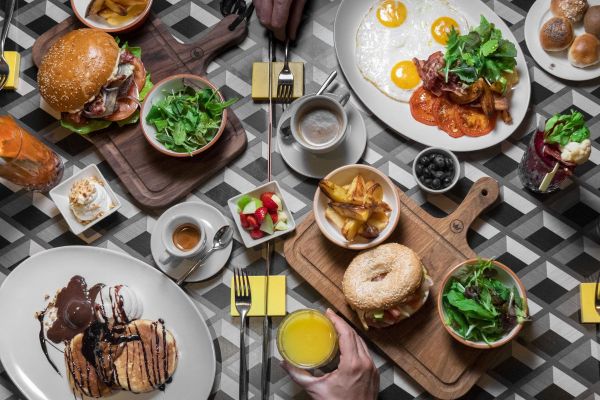 Brunch domenicale da Peck CityLife: burger, uova, pancake, caffè, spremuta e bagel.