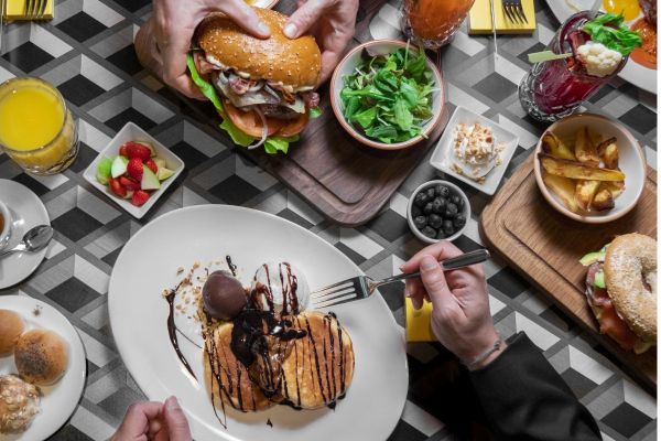 Brunch domenicale da Peck CityLife: hamburger, pancake, frutta, insalata e bevande. Gusto e convivialità!