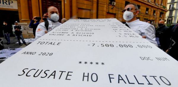 Protesta ristoratori Fipe a Napoli: ristoranti in piazza con maxi-conto Ho fallito. Crisi settore ristorazione.