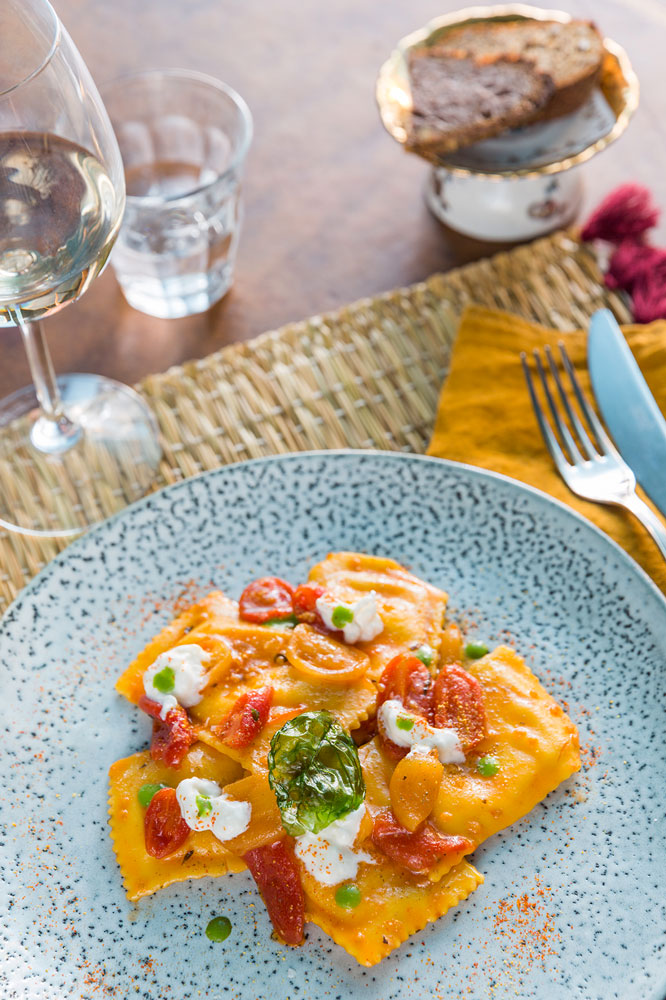 Raviolo-di-burrata-con-salsa-ai-due-pomodorini-stracciata-di-bufala-polvere-di-capperi-e-chips-di-basilico-pastificio-di-pasta-artigianale-veggy_Le-Serre_credit-Serena-Eller-1.jpg