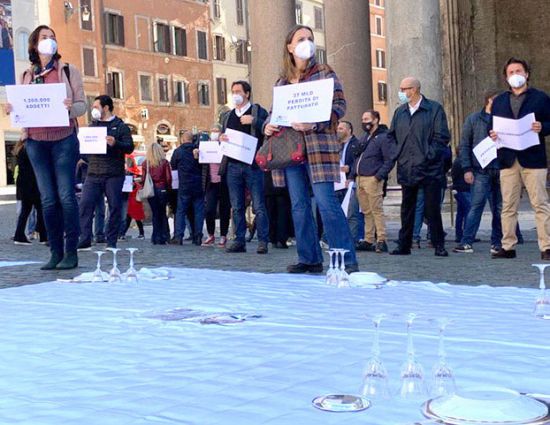 Protesta Fipe ristoratori a Roma. Manifestanti con cartelli, tavola imbandita. Crisi ristorazione.