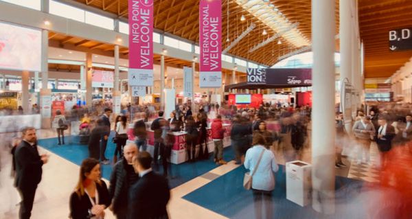 Folla al SIGEP 2020, Salone Internazionale Gelateria e Pasticceria. Evento Domino's pizza.