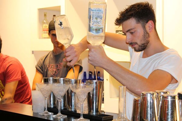 Corso bartender Roma: barman versa cocktail. Formazione professionale per lavoro dietro il bancone.