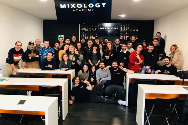 Gruppo studenti al corso mixology Milano. Academy professionale per barman e bartender. Trova lavoro dietro il bancone!