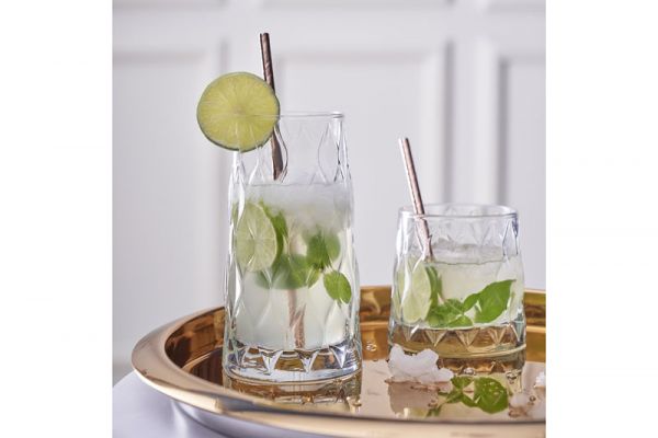 Bicchieri Pasabahce Nude con cocktail mojito, lime e menta. Eleganza e stile nel bere.