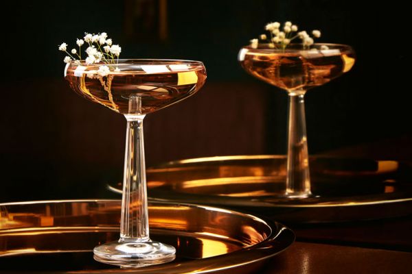 Calici eleganti Pasabahce e Nude con fiori. Bicchieri da cocktail di design per un'esperienza unica. #Pasabahce #Nude #Eleganza