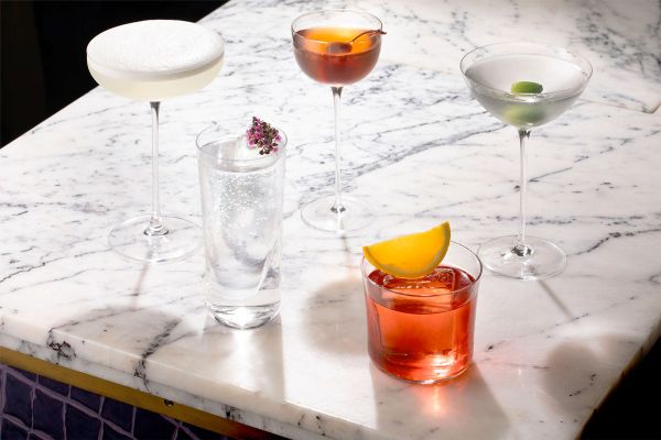 Cocktail Nude Pasabahce su marmo. Bicchieri eleganti per aperitivi e drink.