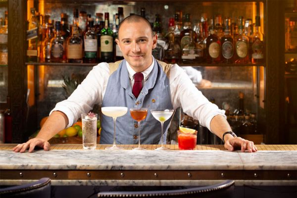 Barman con cocktail eleganti Pasabahce e Nude. Bicchieri di design per un'esperienza di degustazione unica.