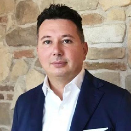 Uomo in giacca blu. Servizi C&C per la ripartenza. Unioncash.