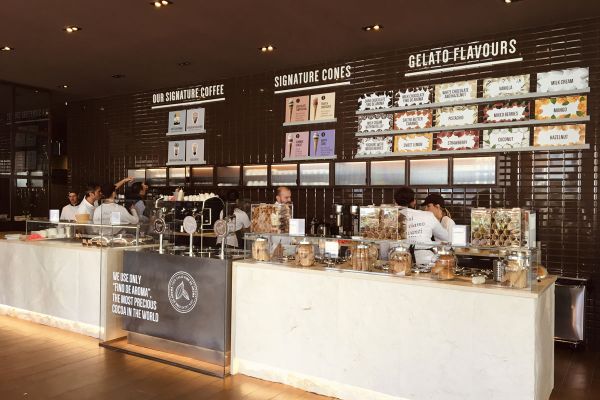 Interno di Cioccolatitaliani: gelati, coni, caffè. Design moderno, atmosfera accogliente.