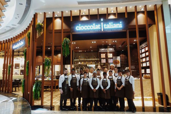 Team Cioccolatitaliani davanti al negozio. Gelato artigianale e cioccolato italiano di alta qualità.