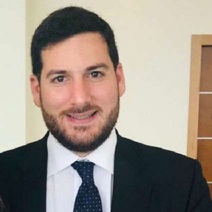 DI Muria Multicedi, servizi C&C per la ripartenza. Professionista in giacca e cravatta.